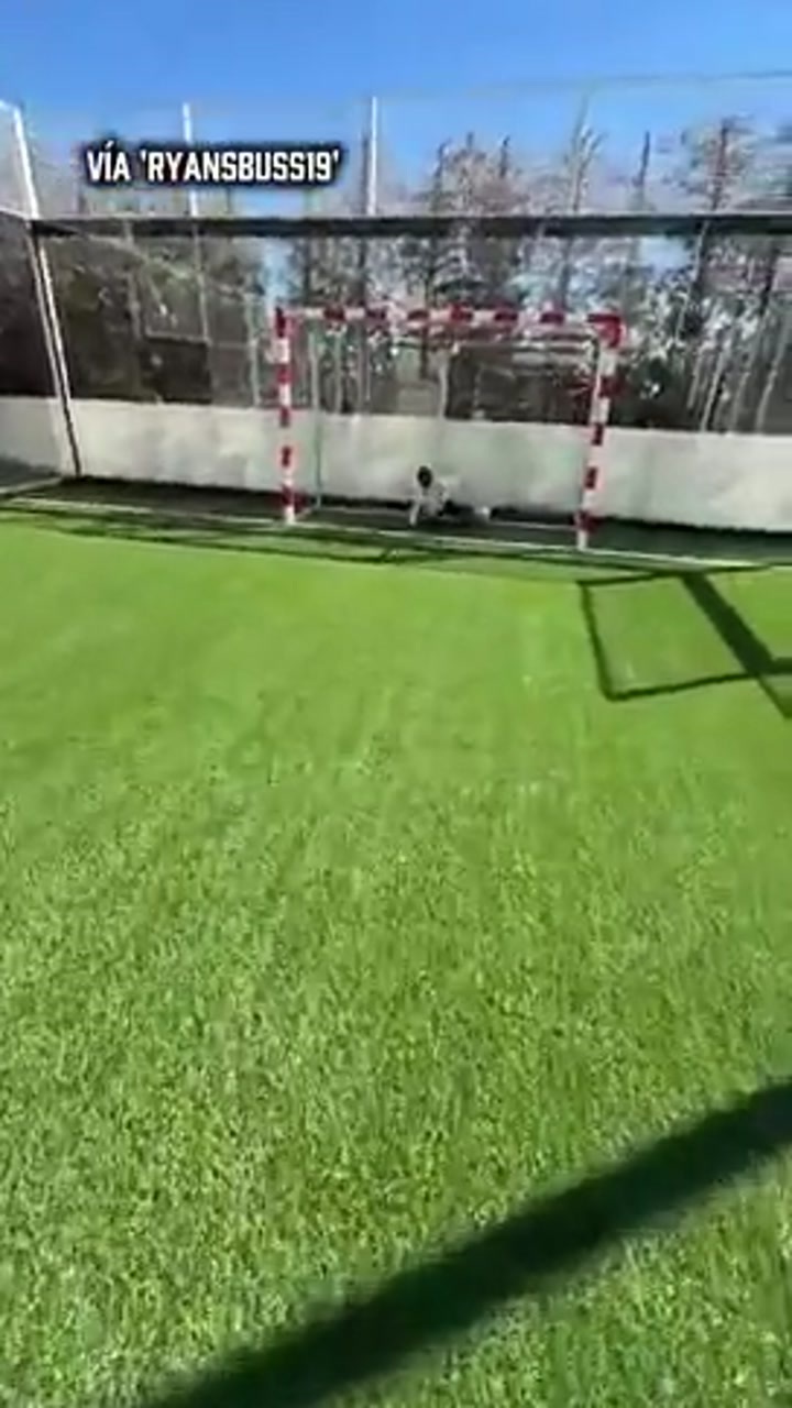 亚马尔教弟弟做C罗的标志性“SIU”庆祝