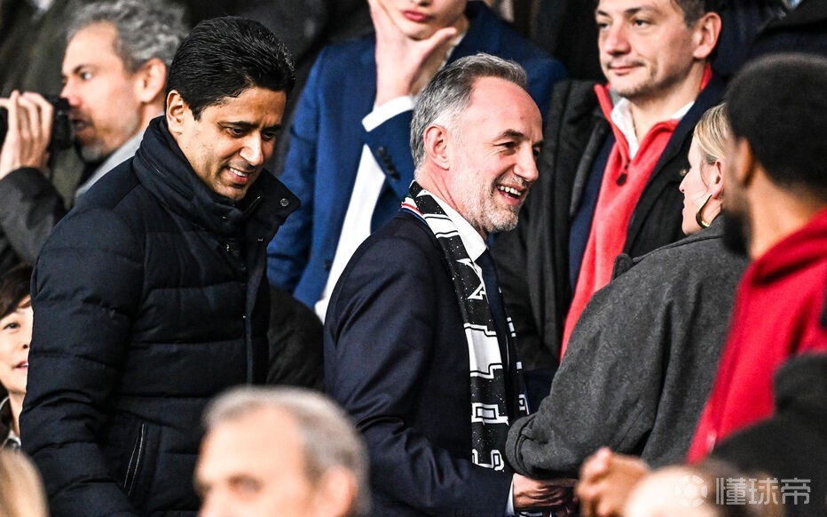 巴黎新任市长来王子公园看球，纳赛尔送他一件全队签名球衣