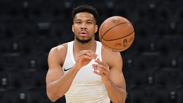 健康却遭雪藏？字母哥爆粗怒喷雄鹿：这是打我脸，联盟快查他们！