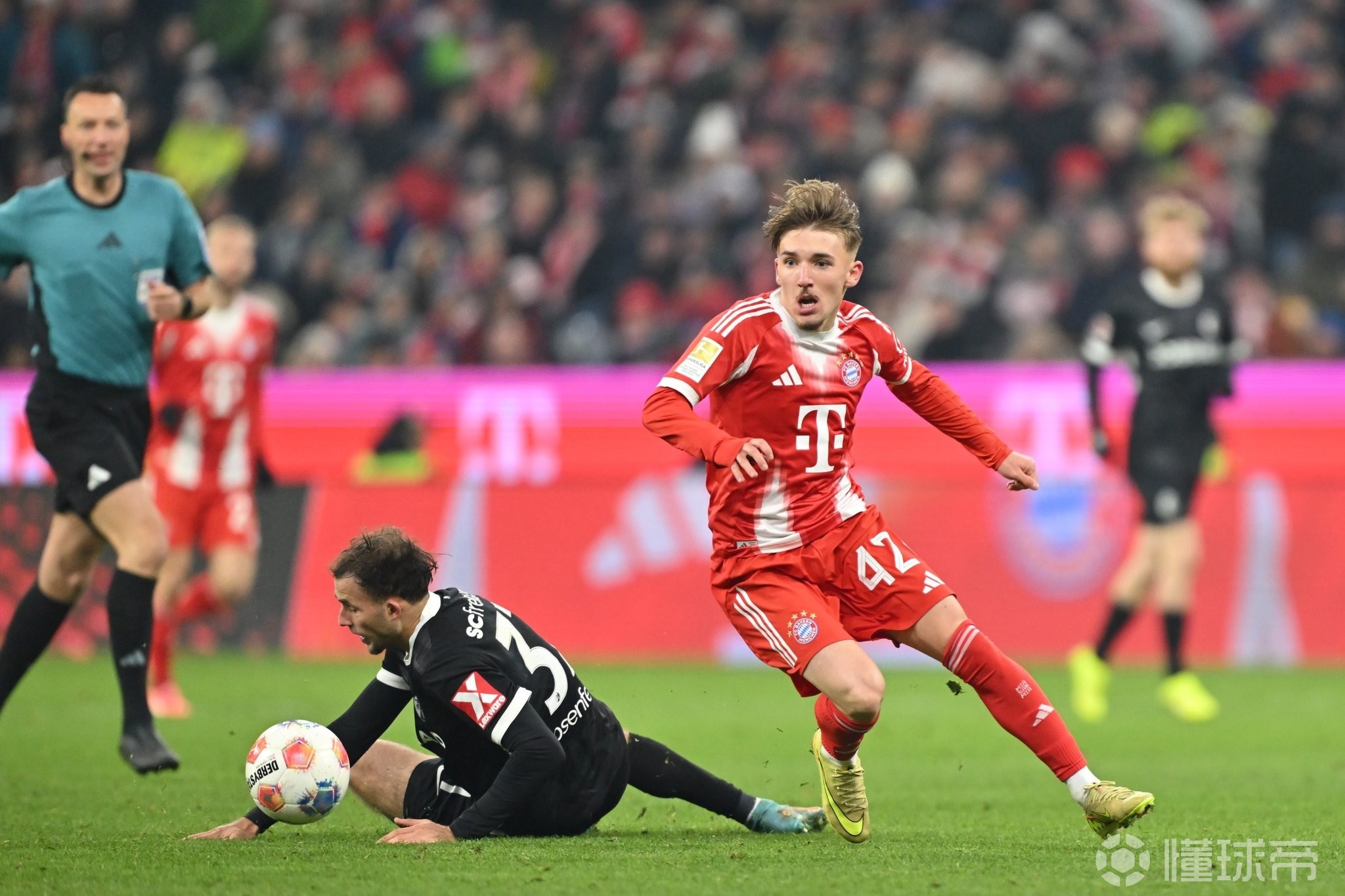 拜仁德甲赛场对阵弗赖堡连续19场不败，上次输球是在2015年