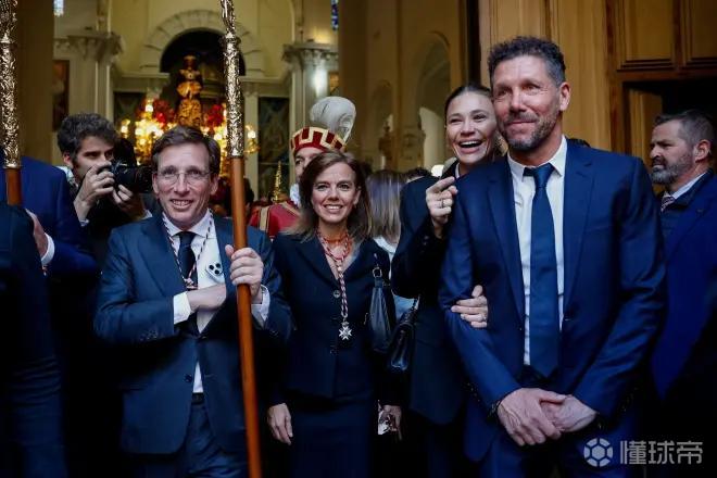 马卡：西蒙尼夫妇参加耶稣受难日巡游，这是马德里热门的活动