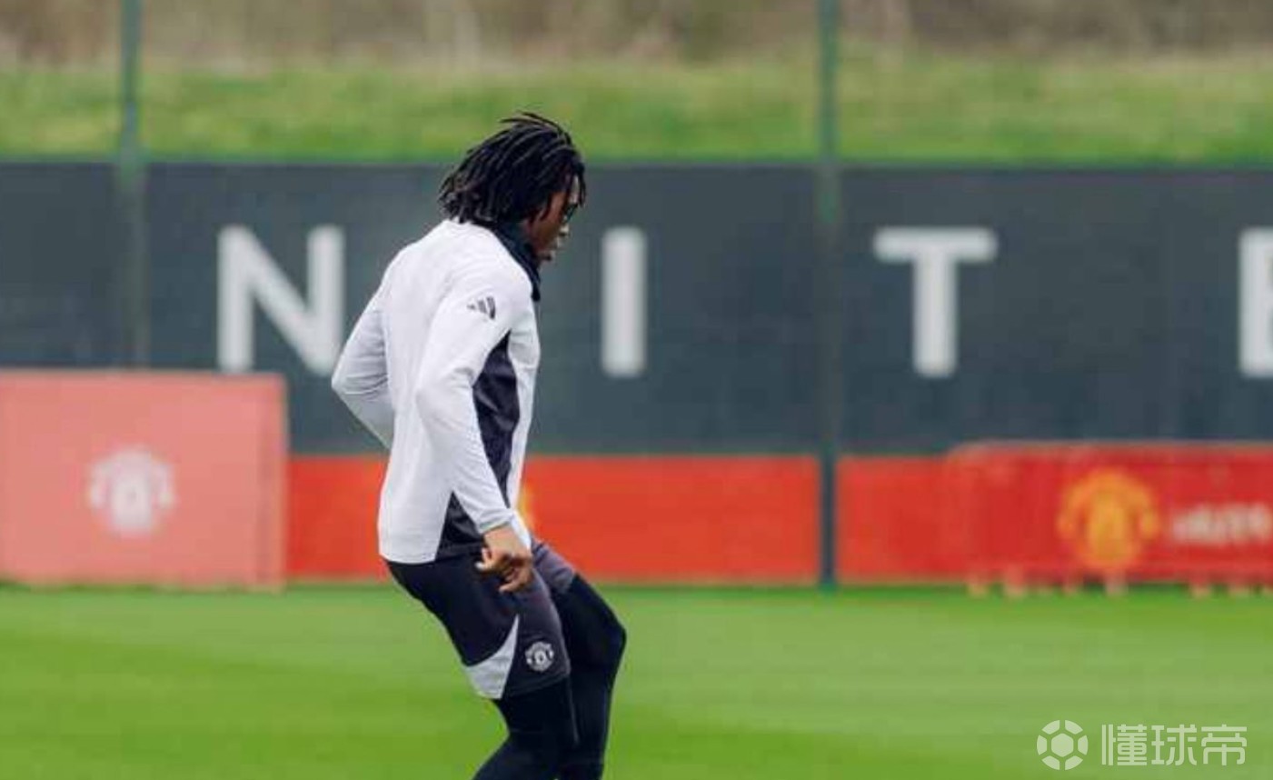 曼联官方：多古恢复了个人训练，计划在赛季结束前复出