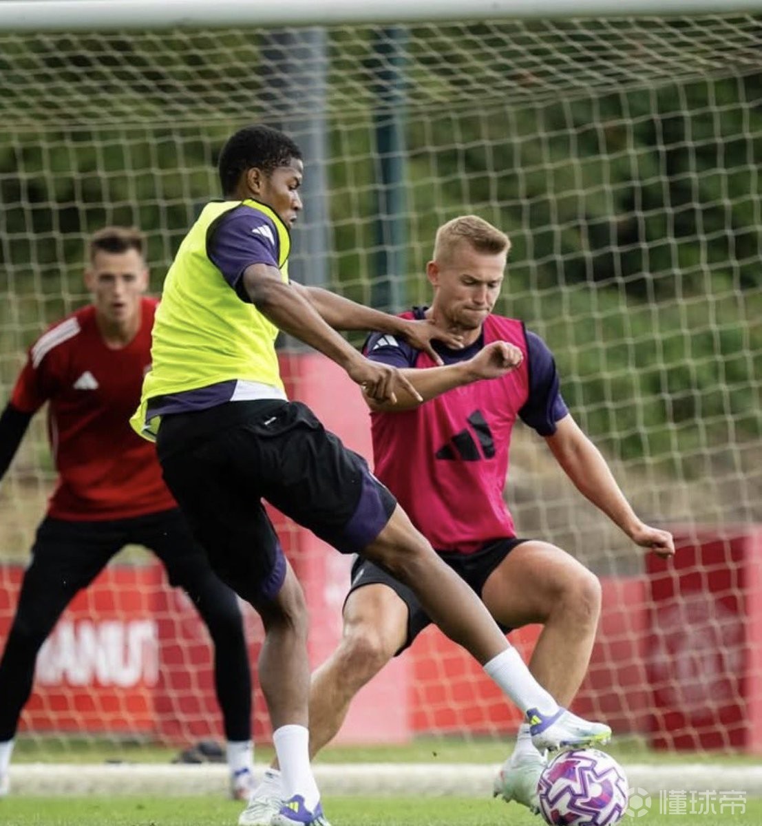 记者：因背伤缺阵超4个月，德利赫特本赛季复出可能性很渺茫