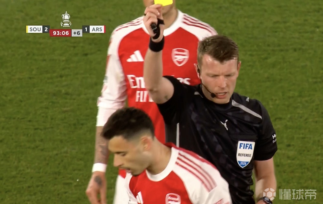 上头了？马丁内利因推搡裁判被出示黄牌