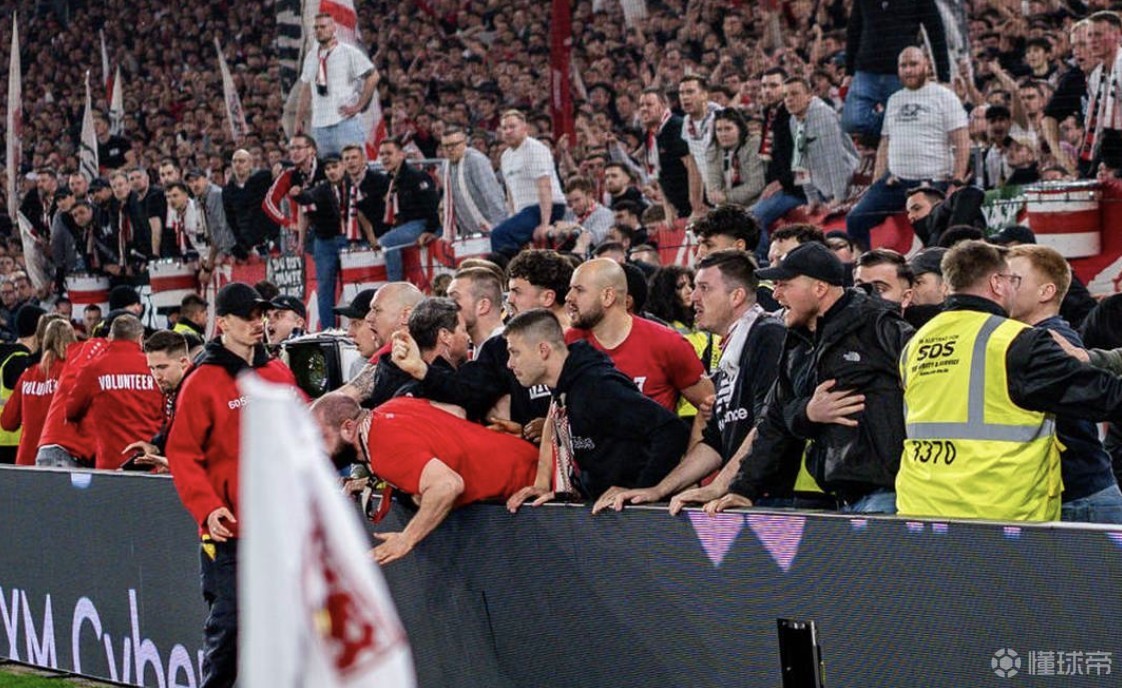 阿德耶米进球后做噤声手势挑衅球迷，昂达夫等人与其发生冲突