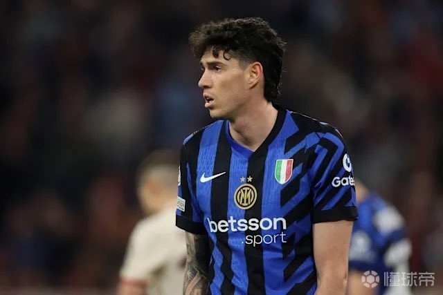 国米球迷拉横幅支持巴斯托尼：昂首挺胸，你的支持者与你同在