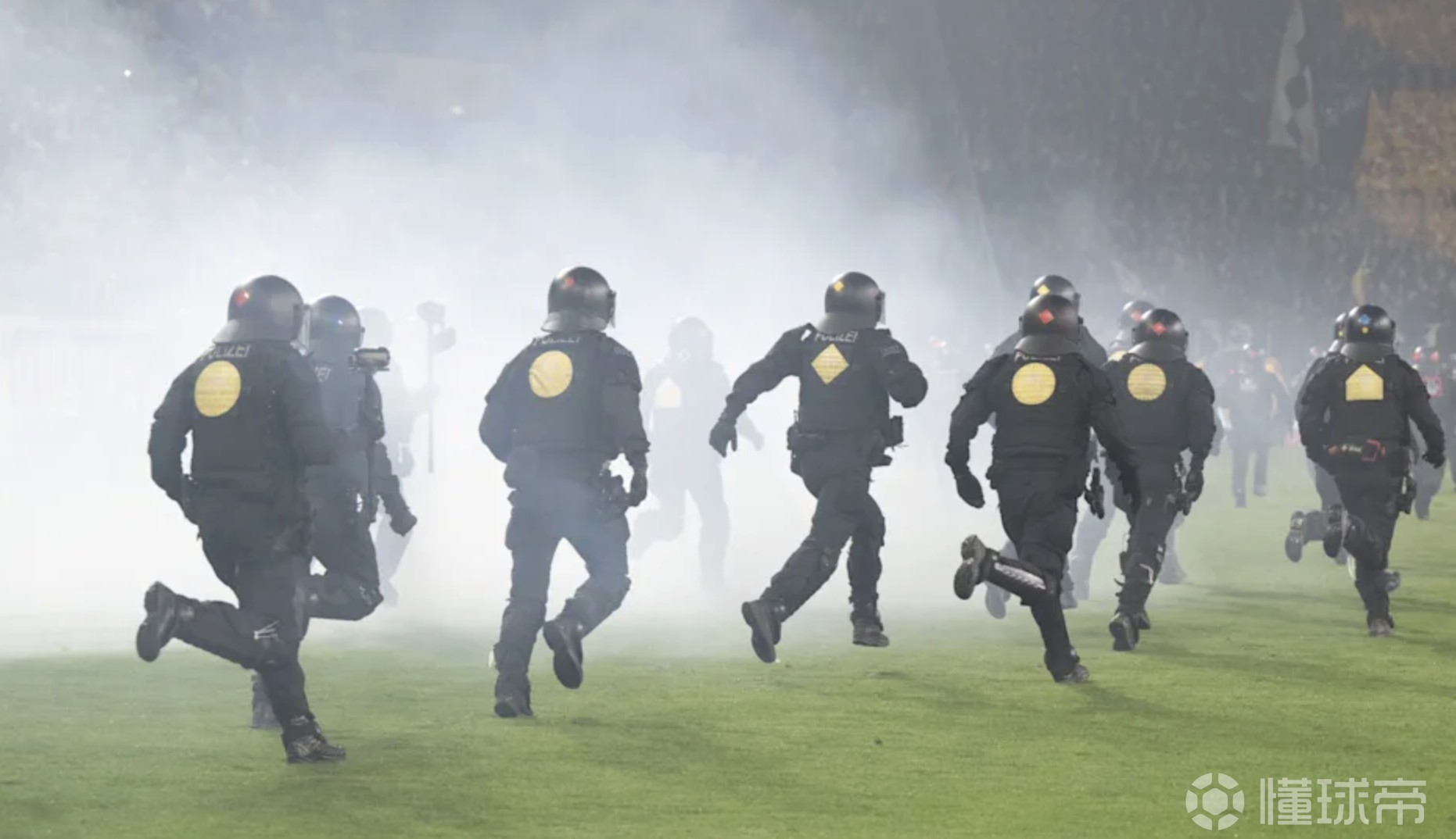 约60名德累斯顿球迷与30名赫塔球迷互掷烟火，比赛中断20分钟