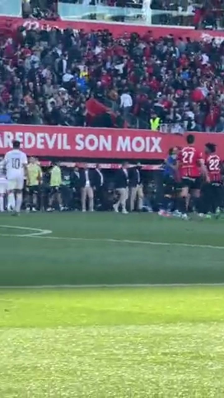 赛后贝林厄姆因不满判罚找到裁判讨要说法