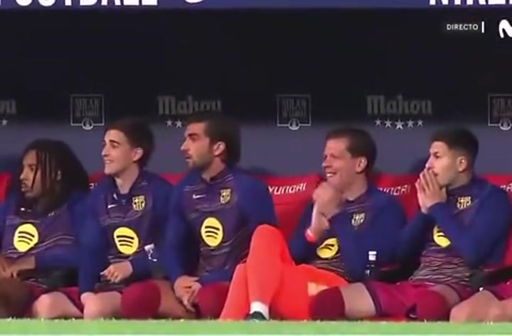 看到冈萨雷斯手球领黄牌 3C坐替补席翘二郎腿鼓掌大笑