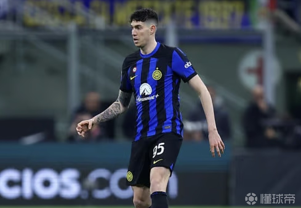 国米球迷拉横幅声援巴斯托尼：昂首挺胸，身边有兄弟与你并肩