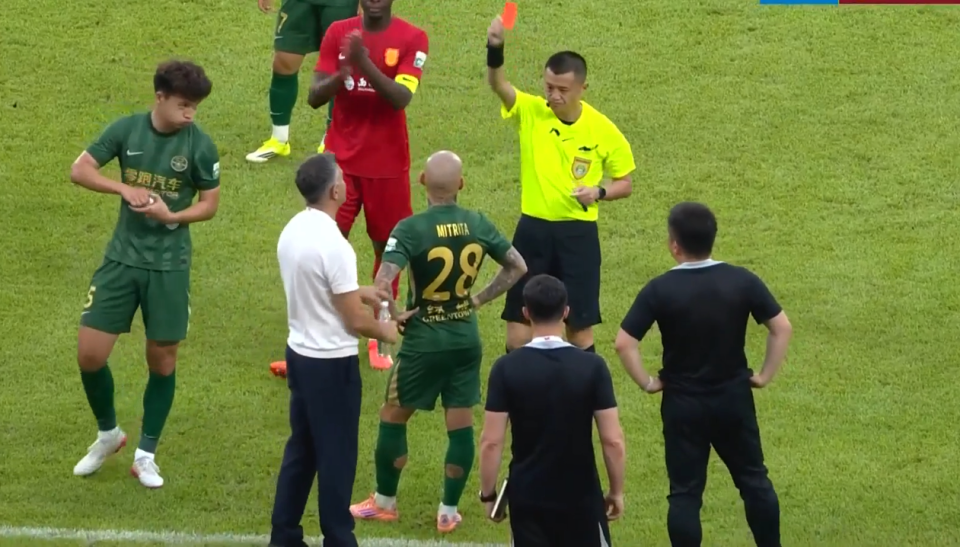 中超又一名场面！米神揪发染红，媒体人热议：心态炸了裁判太差