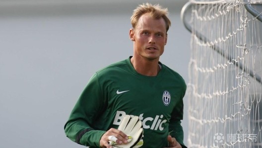 曼宁格：现在的足球只剩时尚和生意，所以我又做回了木匠