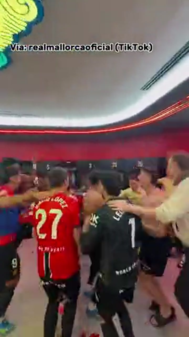 战胜皇马！马略卡球员更衣室内激情庆祝 桌上摆满美食