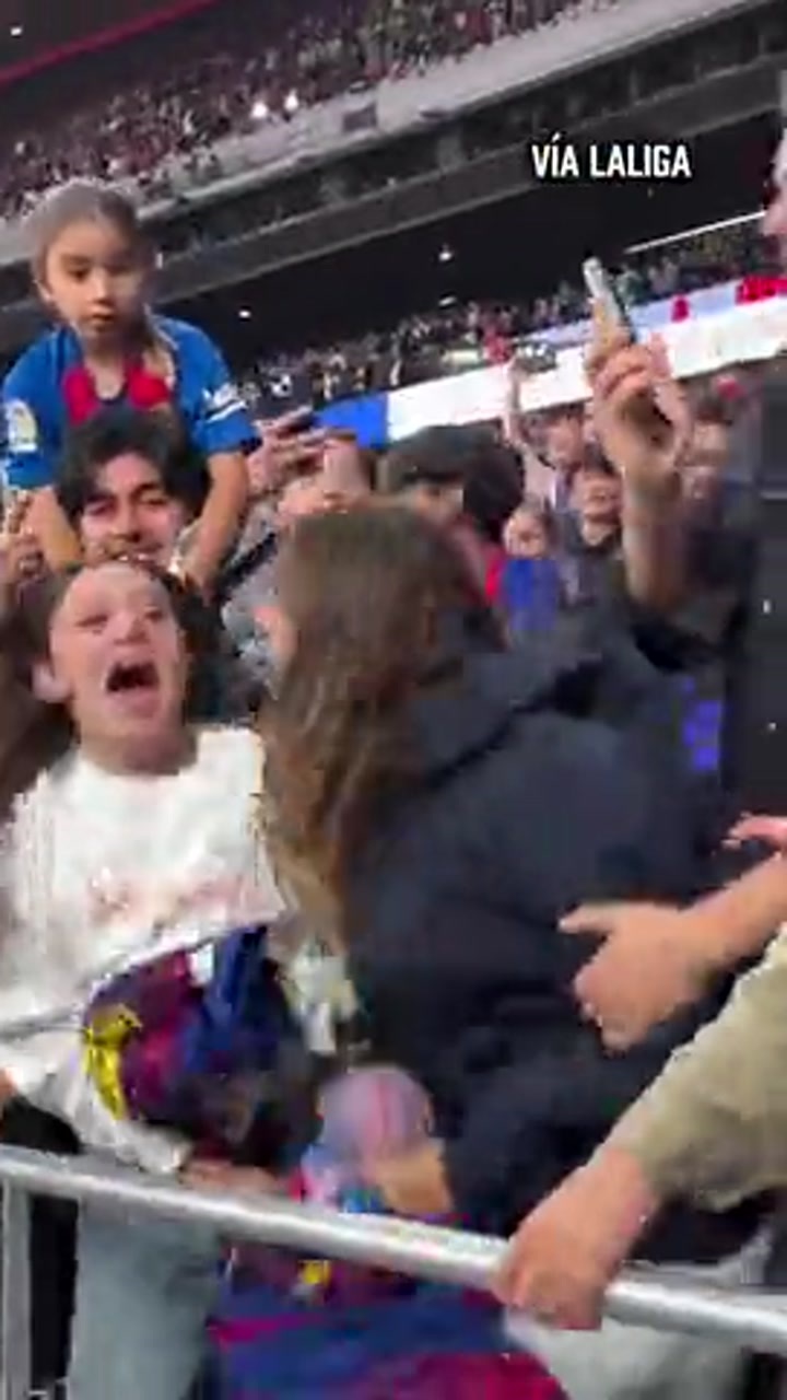 加维赛后将球衣送给场边女球迷 后者欢呼雀跃