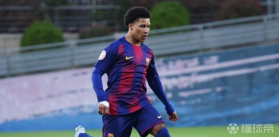 世体：巴萨16岁小将阿杰伊在比赛中撞上球场外围墙，手腕骨折