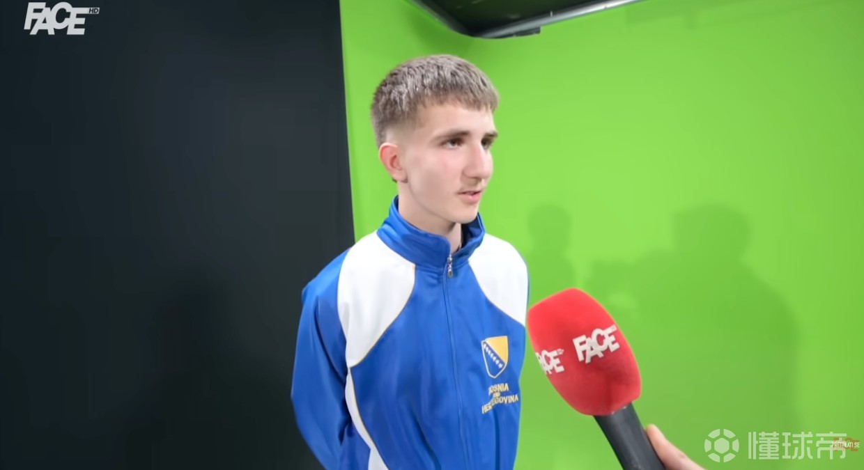 球童：多纳鲁马把纸条藏毛巾里，我一心想帮波黑就把它拿走了