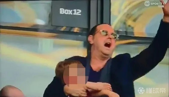 逆天，鲍恩的岳父在看台上跟着球迷唱有关自己女儿的露骨歌曲