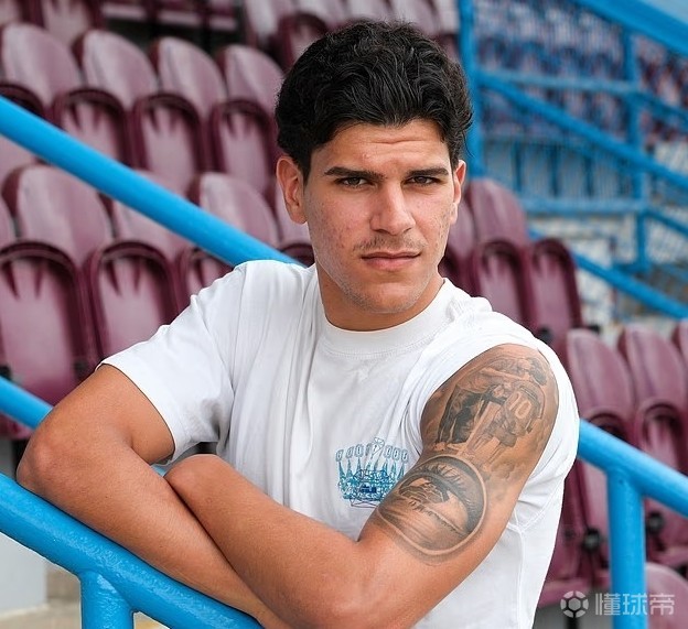 有情有义，西汉姆联队马特乌斯将已故的儿时教练头像纹在身上