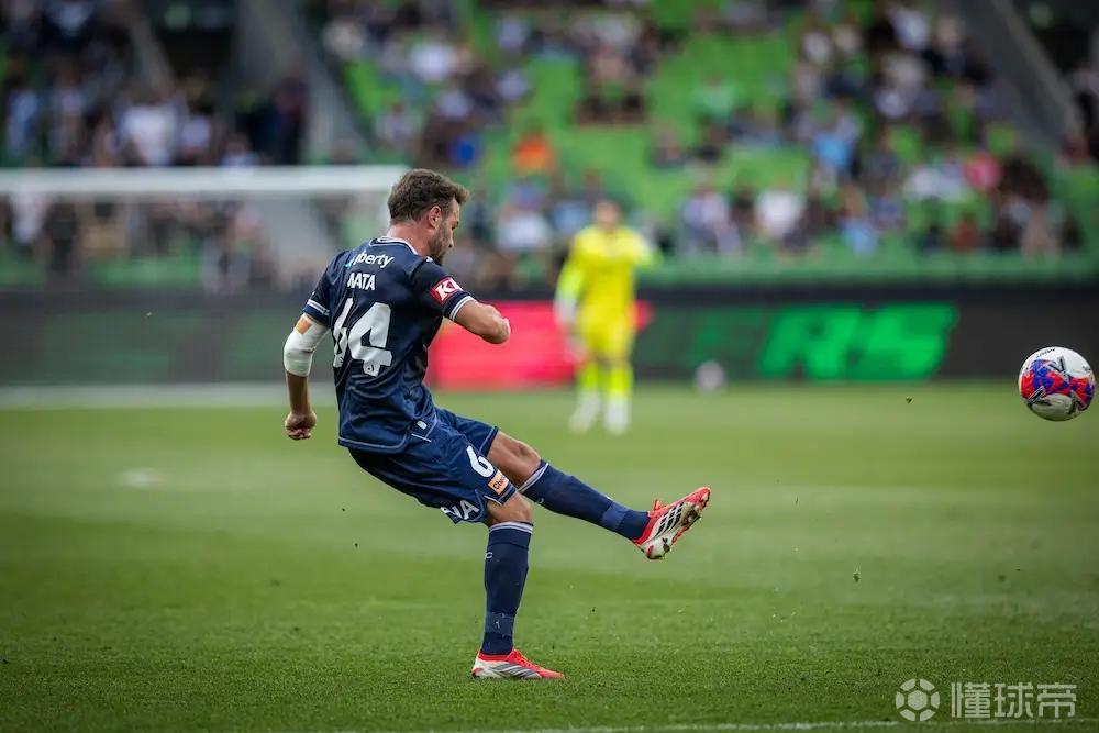 澳媒：墨尔本胜利中场马塔肘部受伤，缠满绷带完成了比赛