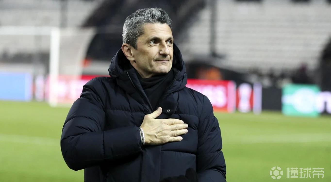 老帅卢塞斯库之子昨日带完联赛后直飞回国，全场球迷及裁判对其致意