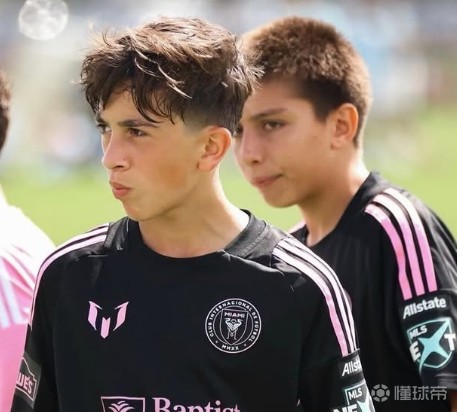 安东内拉晒蒂亚戈和西罗近照，西罗身穿10号连过数人送出直塞