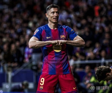 世体：莱万希望帮巴萨夺得西甲和欧冠冠军，然后再续约一年