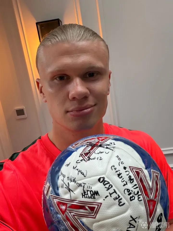 哈兰德戴帽后拿走比赛用球，队友球上留言：干得好，你这该死的怪胎