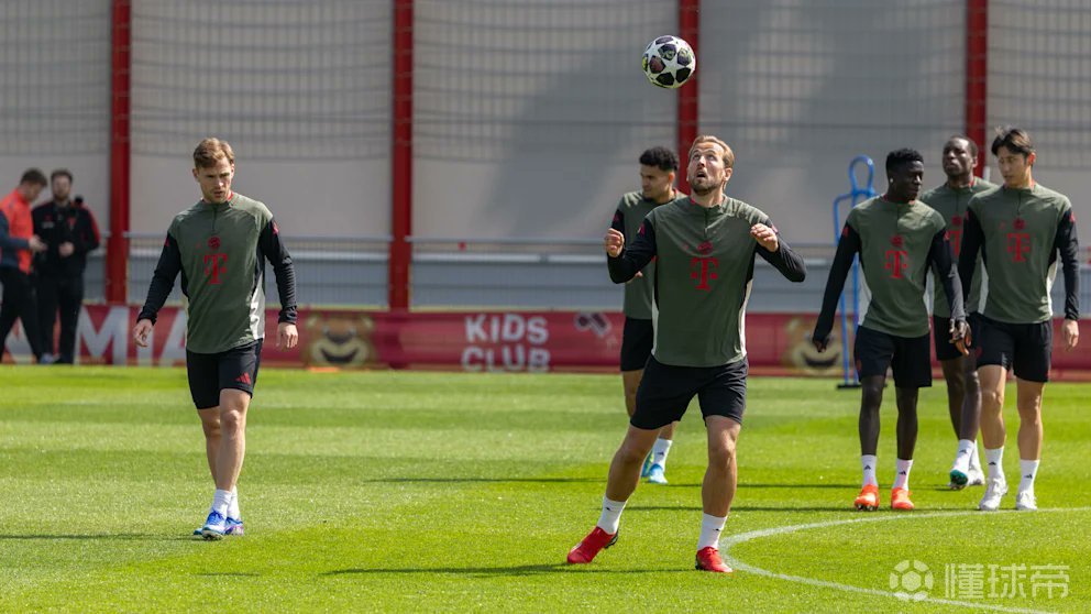 凯恩在今天的训练中表现出色。他在热身、传球练习和...