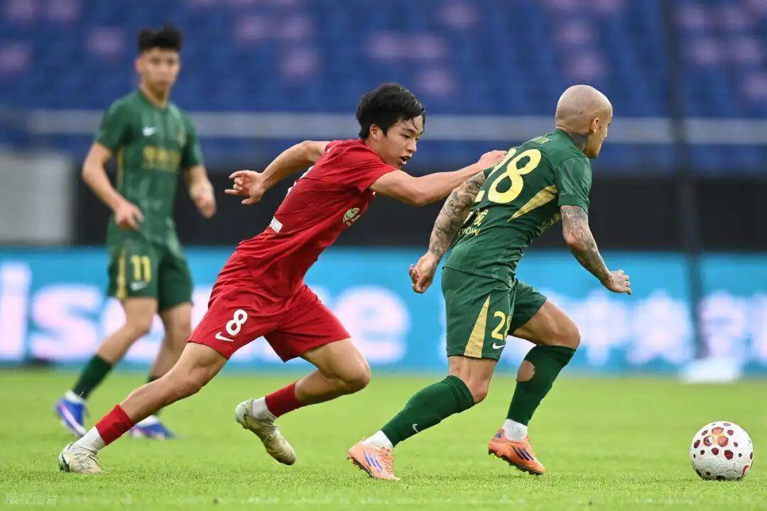 李镇全到底做了什么？让米特里策两次破防拽他头发，还因此被发现