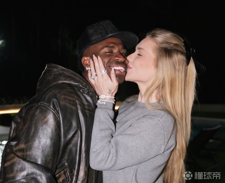 维尼修斯祝女友生日快乐：有你在我身边真好，我爱你❤️V❤️