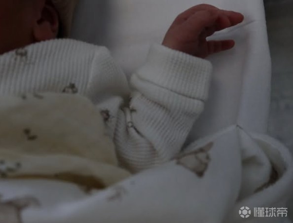 本坦库尔宣布第二个孩子降生：现在我们是一个四口之家了