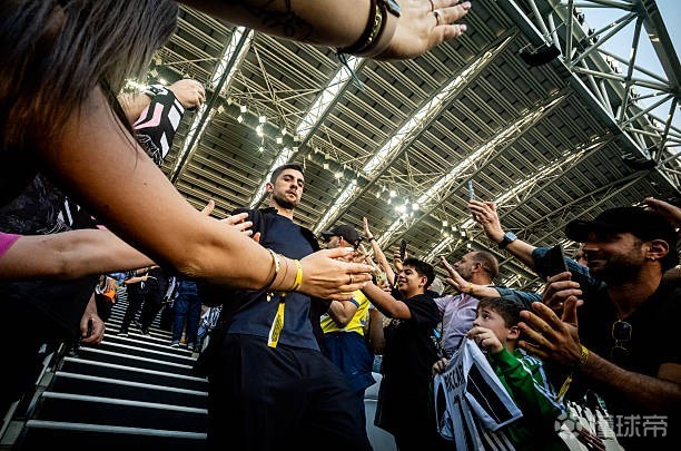 多家意媒：佩林半场被换下是因为小腿肌肉不适