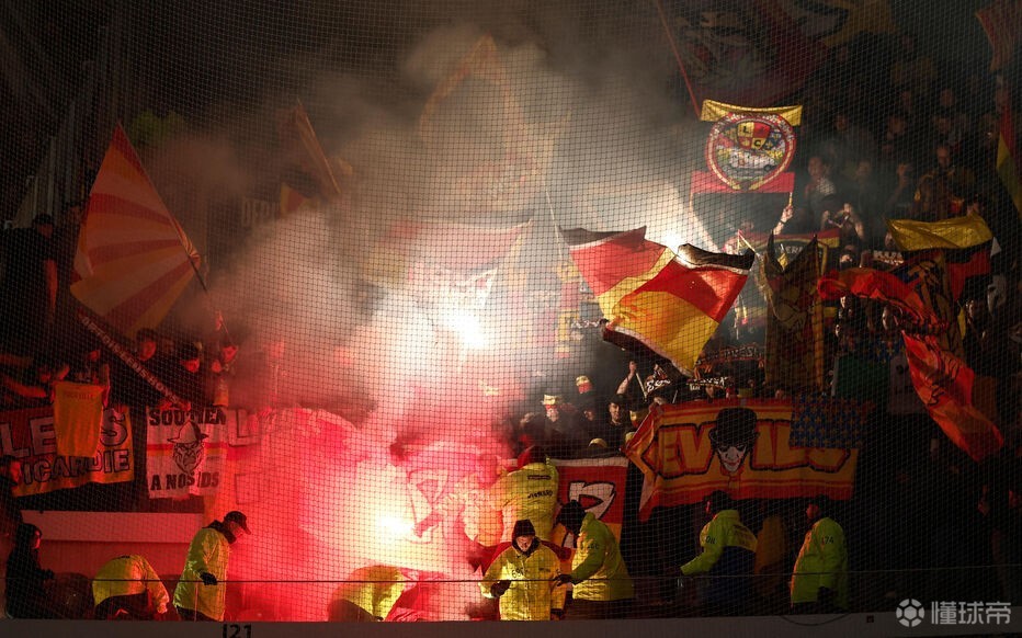 队报：一名里尔官员赛后在停车场遭到了朗斯球迷的殴打