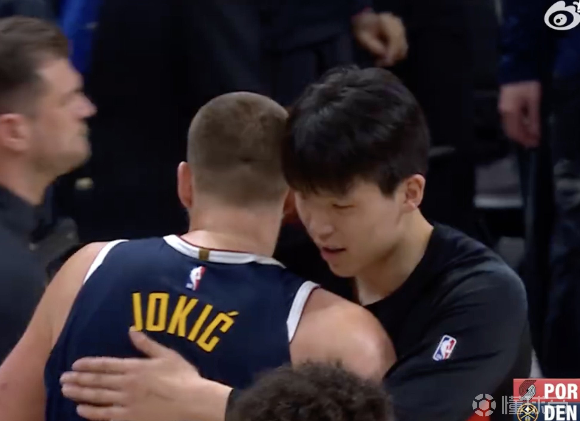 偶像，约基奇赛后主动找到杨瀚森拥抱致意