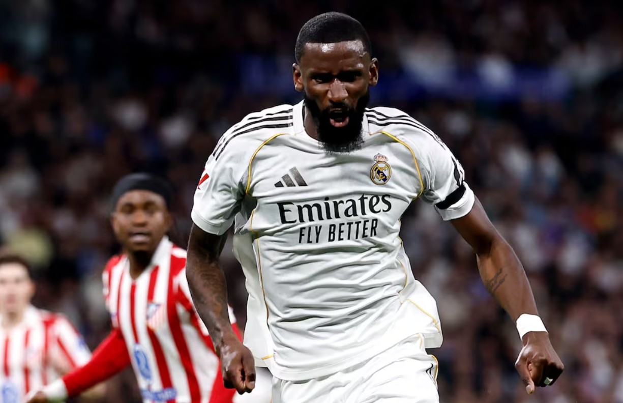 吕迪格在比赛中对卡雷拉斯说道：你是后卫，你得再逼抢紧一点