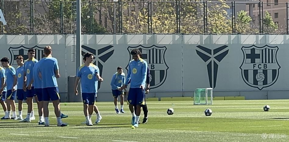 世体：阿劳霍参加了巴萨今日训练，德容仍缺席合练