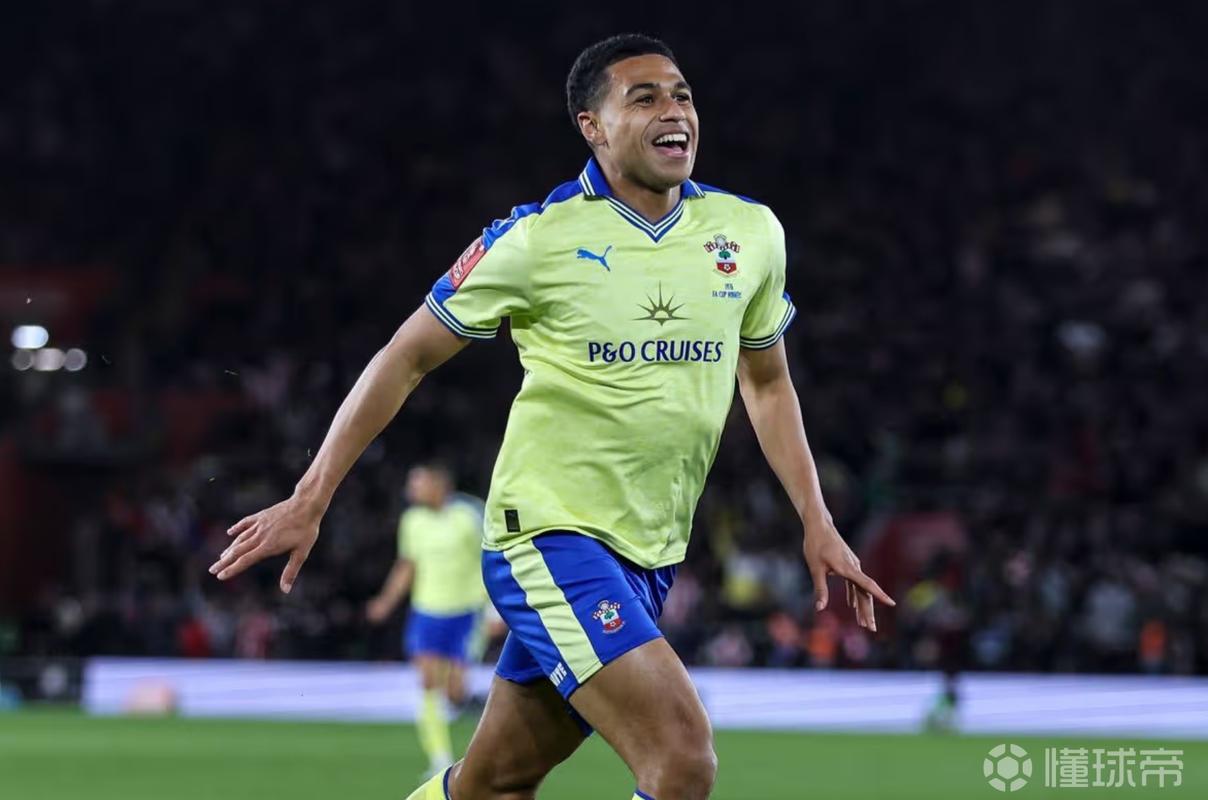 邮报：曼联、埃弗顿考察南安普顿中场谢伊-查尔斯