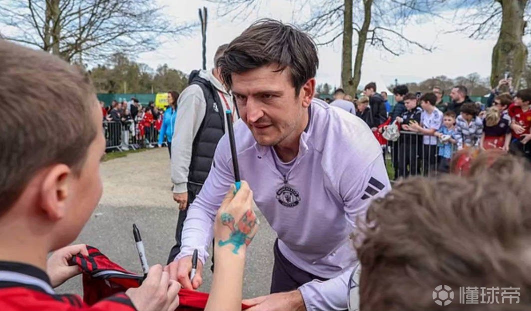 邮报：B费、马奎尔和卡里克花了一小时给都柏林球迷合影签名