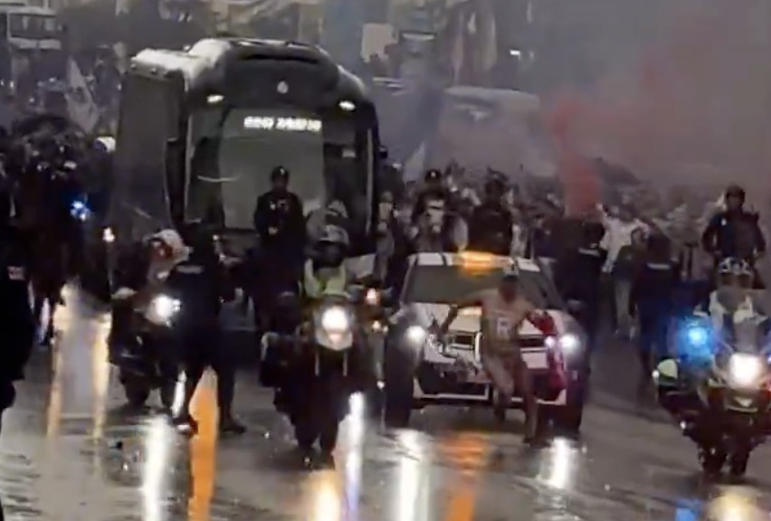 记者：皇马大巴驶向伯纳乌时，突然出现一裸奔男子在马路上跑