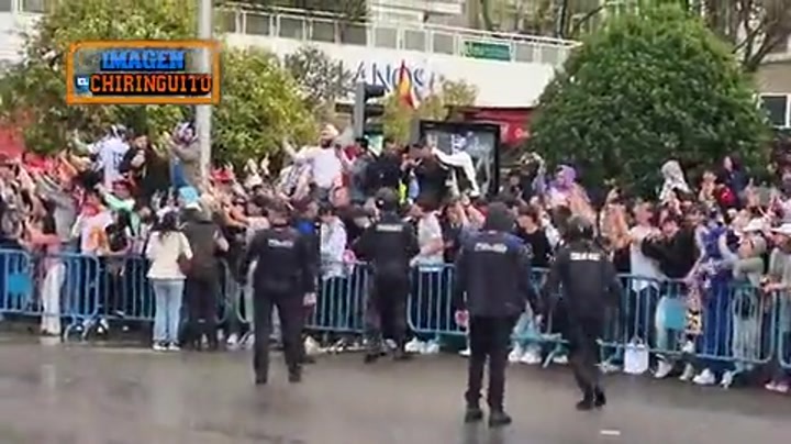 皇马大巴赛前开往伯纳乌 一名裸男从大巴前跑过