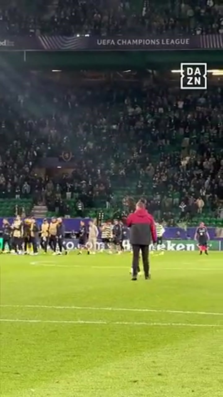 哲凯赖什在返回更衣室前 向葡体全场球迷致意