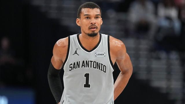 虚惊一场！文班亚马左膝核磁无碍，缺战步行者且打开拓者成疑