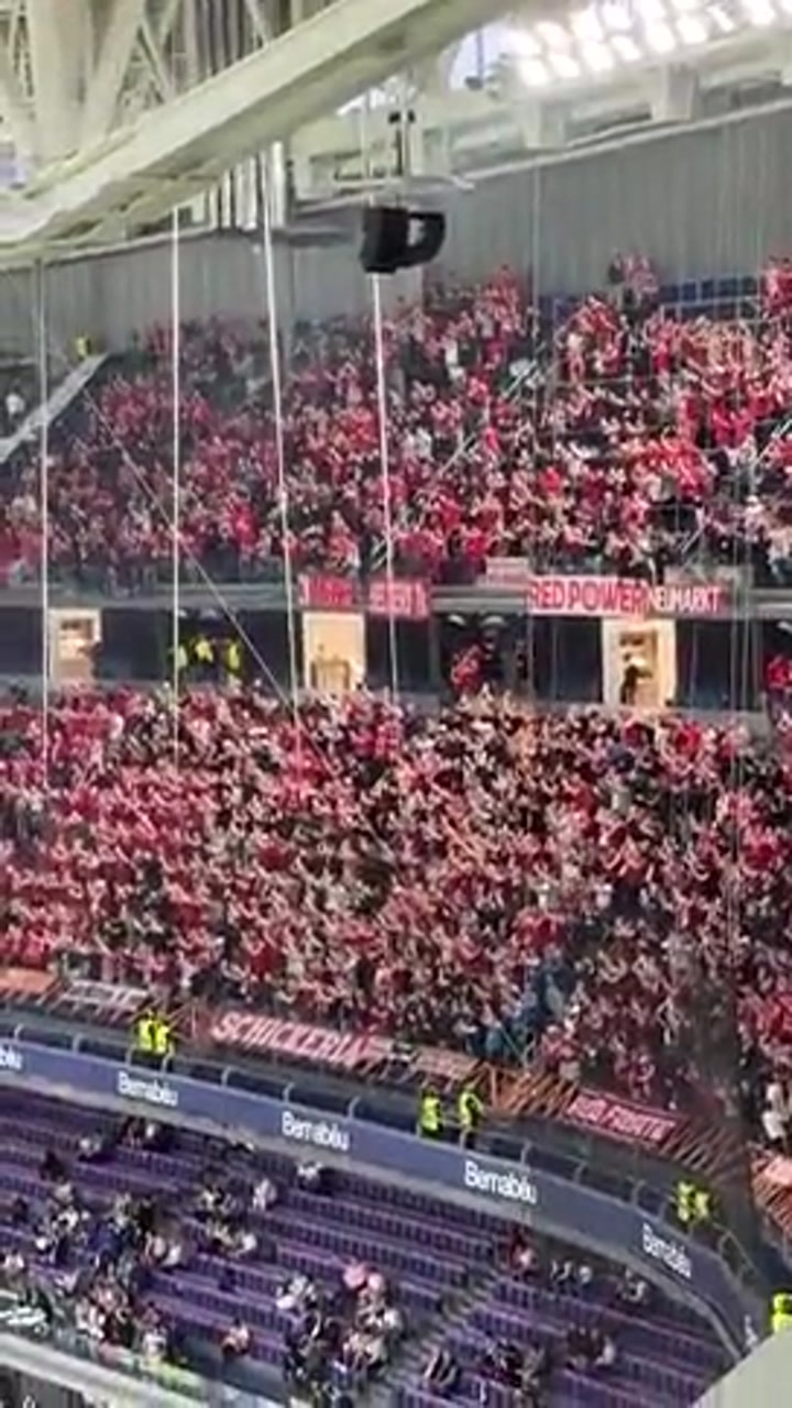 实拍拜仁远征球迷助威声响彻伯纳乌