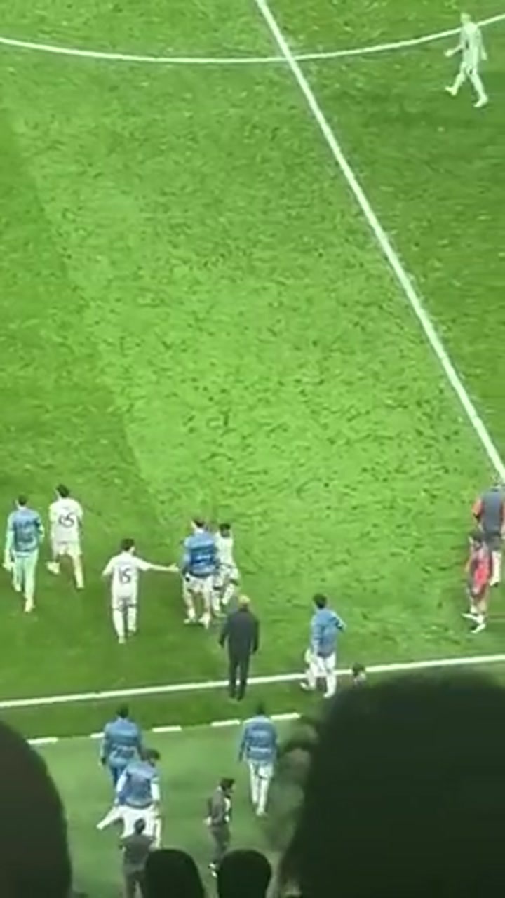 实拍姆巴佩赛后与队友教练寒暄后径直走回更衣室