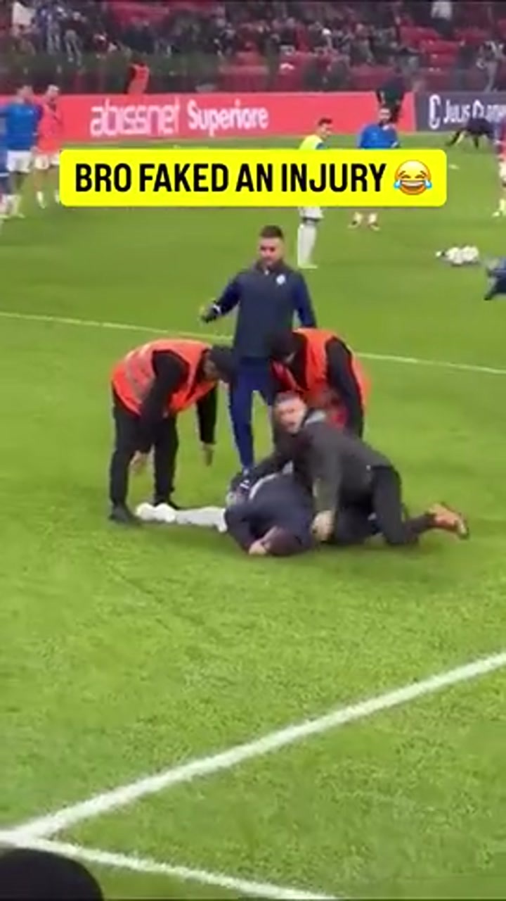 这位球迷假装追星受伤 其实是向女友求婚