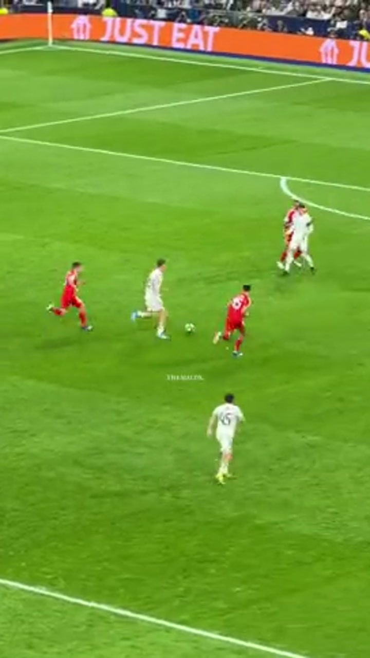 这是在干什么？赫伊森长途跋涉成功把球带出底线