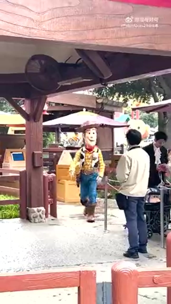 法比奥更新社媒 晒出上周一家人游玩迪士尼乐园视频