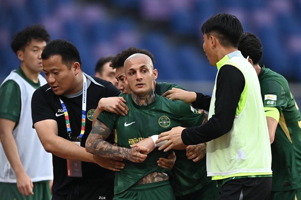 米特里策禁赛4场罚款4万！拉扯李镇全头发，踢倒赞助商水桶