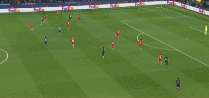 第65分钟，克瓦拉茨赫利亚独闯龙潭破门，巴黎2-0！