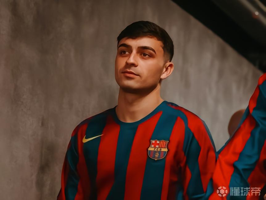 记者：佩德里因腿筋不适半场被换下，今天将接受进一步检查